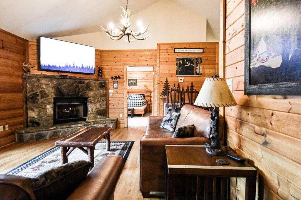 Four Private Suites - Hot Tub - Arcade - Fast Wi-Fi - One Minute To Parkway Fun Pigeon Forge Kültér fotó