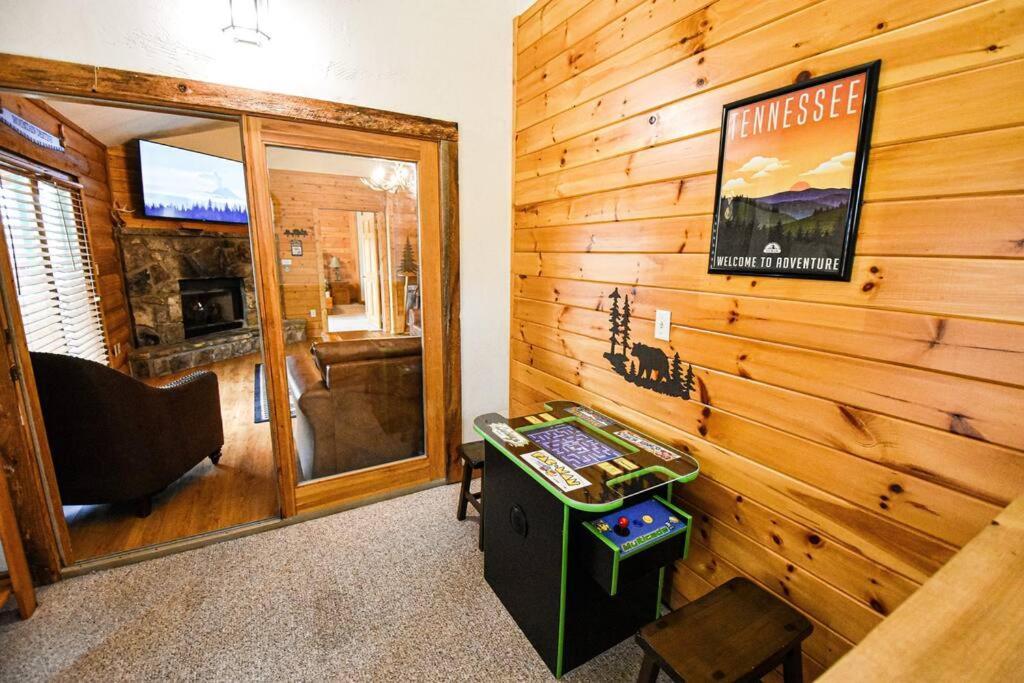 Four Private Suites - Hot Tub - Arcade - Fast Wi-Fi - One Minute To Parkway Fun Pigeon Forge Kültér fotó