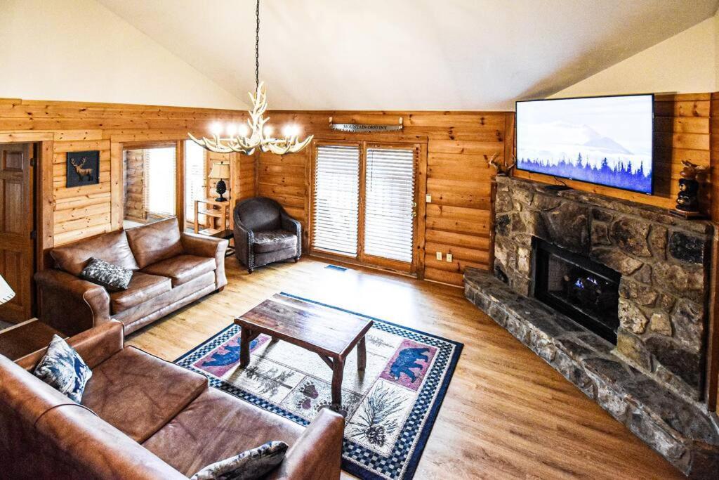 Four Private Suites - Hot Tub - Arcade - Fast Wi-Fi - One Minute To Parkway Fun Pigeon Forge Kültér fotó