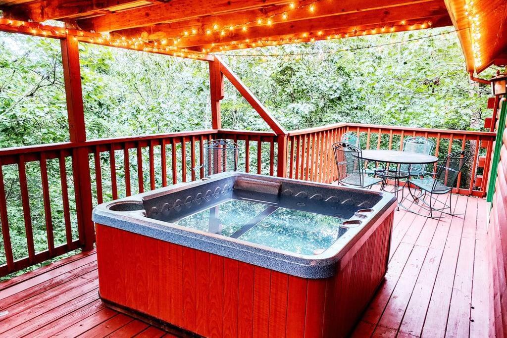 Four Private Suites - Hot Tub - Arcade - Fast Wi-Fi - One Minute To Parkway Fun Pigeon Forge Kültér fotó