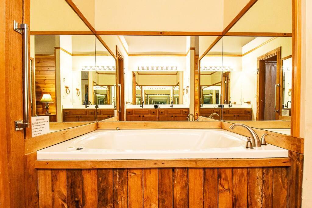 Four Private Suites - Hot Tub - Arcade - Fast Wi-Fi - One Minute To Parkway Fun Pigeon Forge Kültér fotó