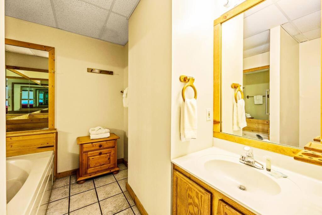 Four Private Suites - Hot Tub - Arcade - Fast Wi-Fi - One Minute To Parkway Fun Pigeon Forge Kültér fotó