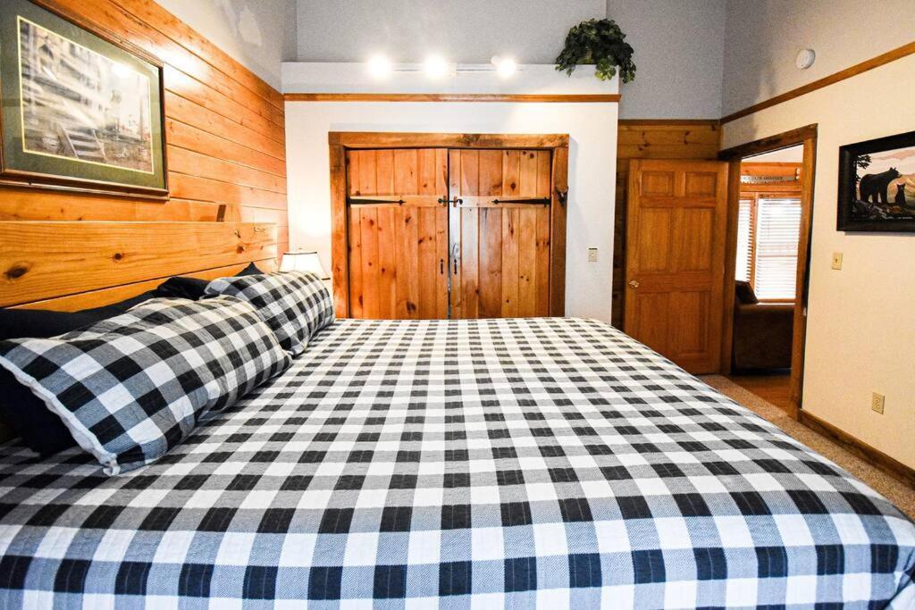 Four Private Suites - Hot Tub - Arcade - Fast Wi-Fi - One Minute To Parkway Fun Pigeon Forge Kültér fotó
