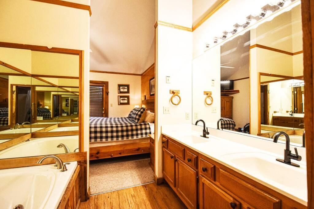 Four Private Suites - Hot Tub - Arcade - Fast Wi-Fi - One Minute To Parkway Fun Pigeon Forge Kültér fotó